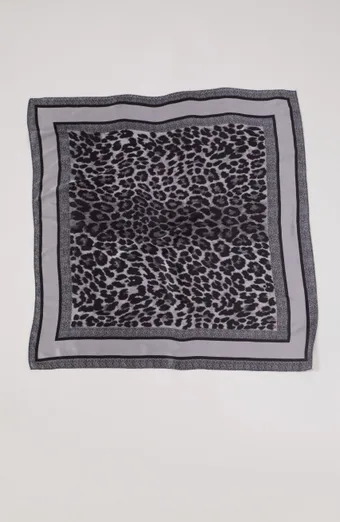 Šedá šatka s leopardím vzorom